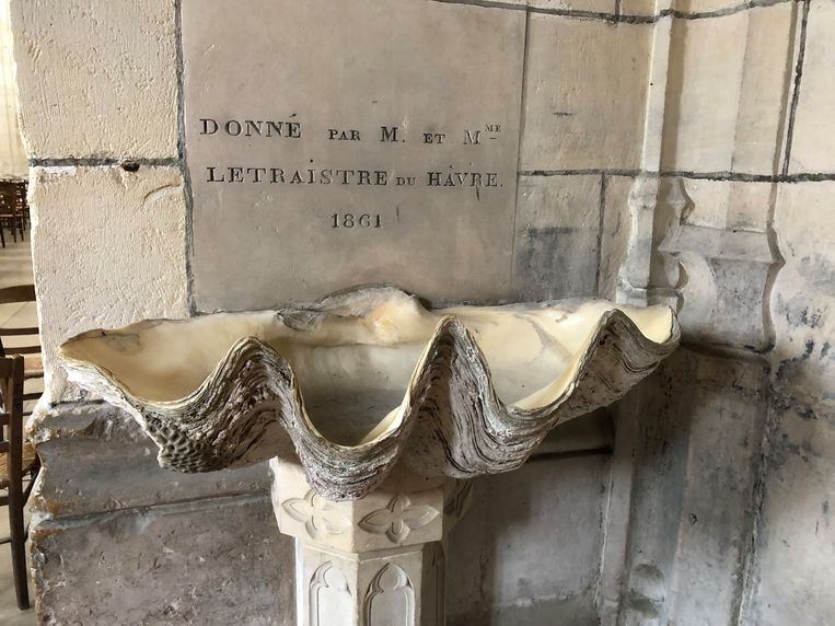 Doopvontschelp in de Église Saint-Jacques in Le Tréport.  Beeld Jelle Reumer