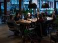 Restaurant De Vergulde Graaf is failliet en gesloten en dat is erg voor de sociale contacten van de bewoners van De Vier Gravinnen die nu in de gemeenschapsruimte bij elkaar komen om te praten, een drankje te drinken en te breien.