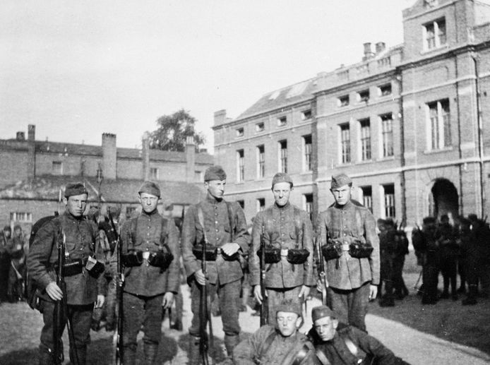 Infanteristen van het 8ste regiment voor de Menno van Coehoornkazerne op 10 mei 1940, vlak voordat ze naar de Grebbeberg werden gestuurd.