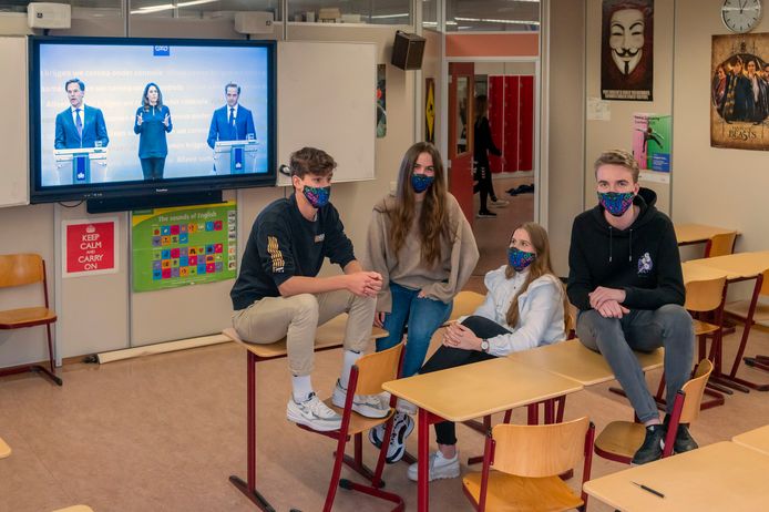Twan, Vera, Marin en Leander van het Groevenbeek in Ermelo moeten net als alle andere middelbare scholieren in Nederland vanaf maandag weer een mondkapje dragen. Het is wéér een nieuwe maatregel voor jongeren, in wat voor hun de tijd van hun leven moet zijn. 'Wat een gezeur en gezeik, zo kijken we over vijftien jaar terug op corona, denk ik.'