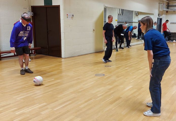 G-sporters trainen in het 5-a-side voetbal, ofwel blindenvoetbal.