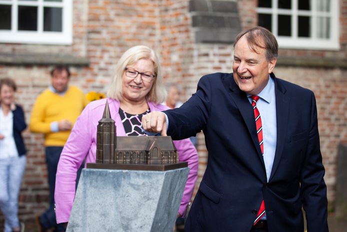 Het nieuwe beeld werd vrijdag onthuld door wethouder Huib van Olden.