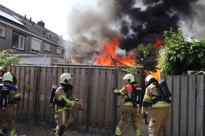 Fikse brand in een schuurtje in Waalwijk.