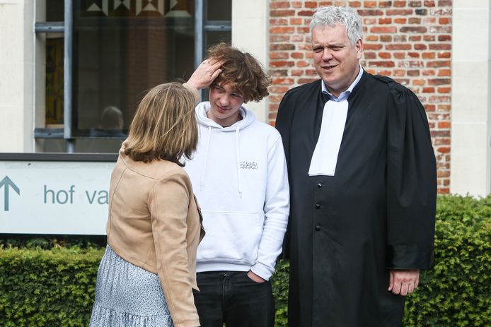 Maël Descamps, de jongere broer van Maïlys met zijn moeder Jasmijn Cappon en advocaat Kris Vincke.