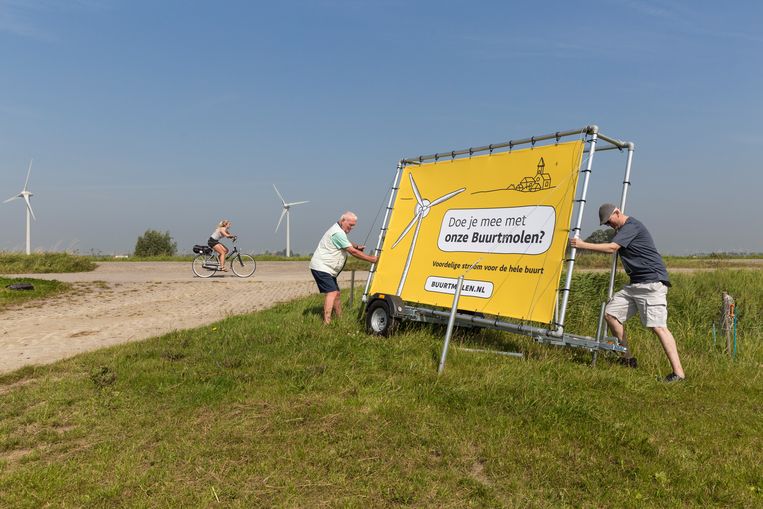 Piet Terpstra (l) en Ymte de Jager plaatsen het promotiebord voor de dorpsmolen. Beeld Sjaak Verboom