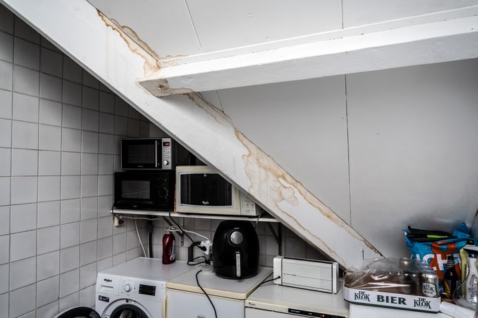 Sporen van lekkage in de keuken van het studentenhuis.