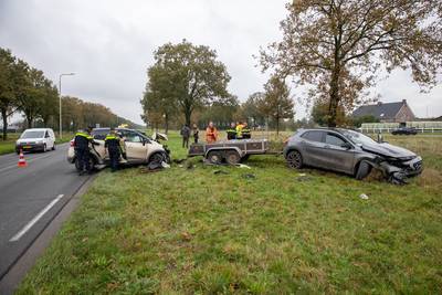 Ravage na ongeluk met meerdere auto's op N262 bij Nispen