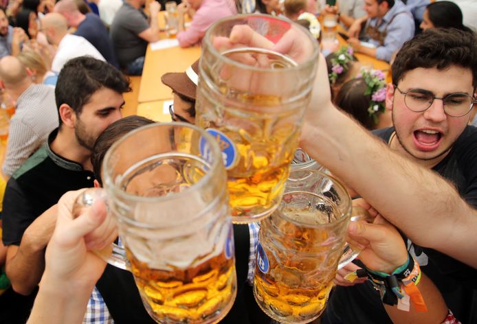 de jouwe gevolg Voorrecht Nederlander (26) haalt uit met bierpul op Oktoberfest in München |  Buitenland | AD.nl