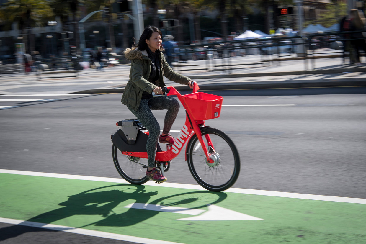 Een Jump-deelfiets in San Francisco. Het deelfietsbedrijf werd begin dit jaar overgenomen door Uber. Beeld Bloomberg via Getty Images