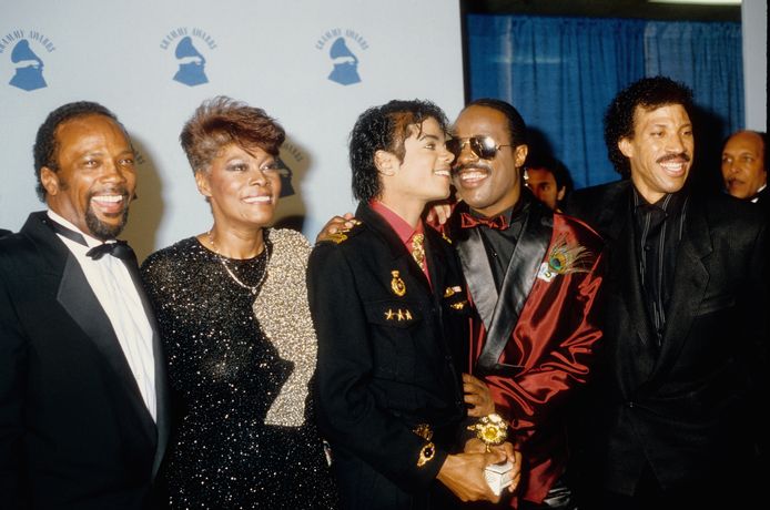 Quincy Jones (links) naast Dionne Warrick, Michael Jackson, Stevie Wonder en Lionel Richie