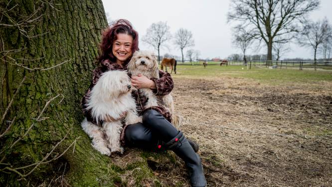 Ex-BN’er Tamara Bollema (54) uit Haaksbergen durft het weer aan: ‘Misschien wordt ‘Waar blijf je nou’ een hitje’