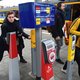 Inchecken bij NS met je bankpas: hoe werkt het en is dit het einde van de ov-chipkaart?
