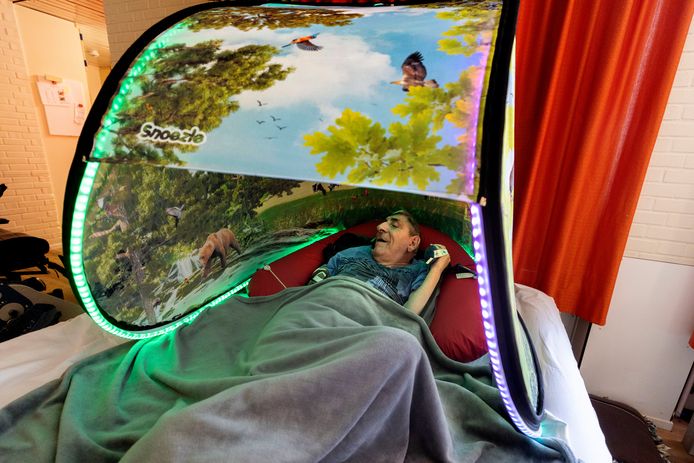 Herman Buskens, client van Brink 20-22, in de nieuwe snoezeltent van SWZ Zonhove in Son en Breugel.