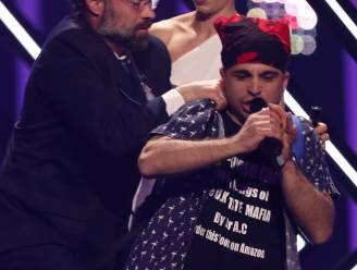 VIDEO: Podiumbestormer pakt micro af van Britse SuRie tijdens Eurovisiesongfestival