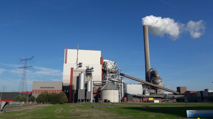 De Amer 9 op het terrein van de Amercentrale in Geertruidenberg zal twee weken geen rook uitstoten om dat zij is stilgelegd voor onderhoudswerk.