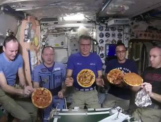 VIDEO: Zwevend pizzafeestje in het ISS