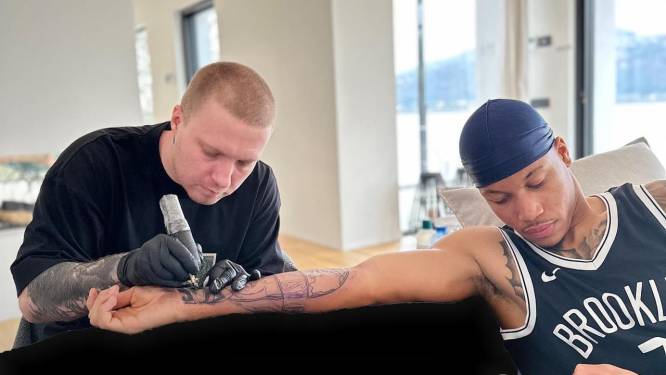 AC Milan-speler laat tattoo zetten door CirussoArt: “Speciaal overgevlogen naar Italië.”