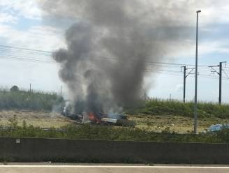 Sportvliegtuigje neergestort naast E40 in Landen: twee gewonden
