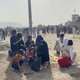 ‘Wanhopige Afghanen gooien kinderen over prikkeldraad aan luchthaven Kaboel’