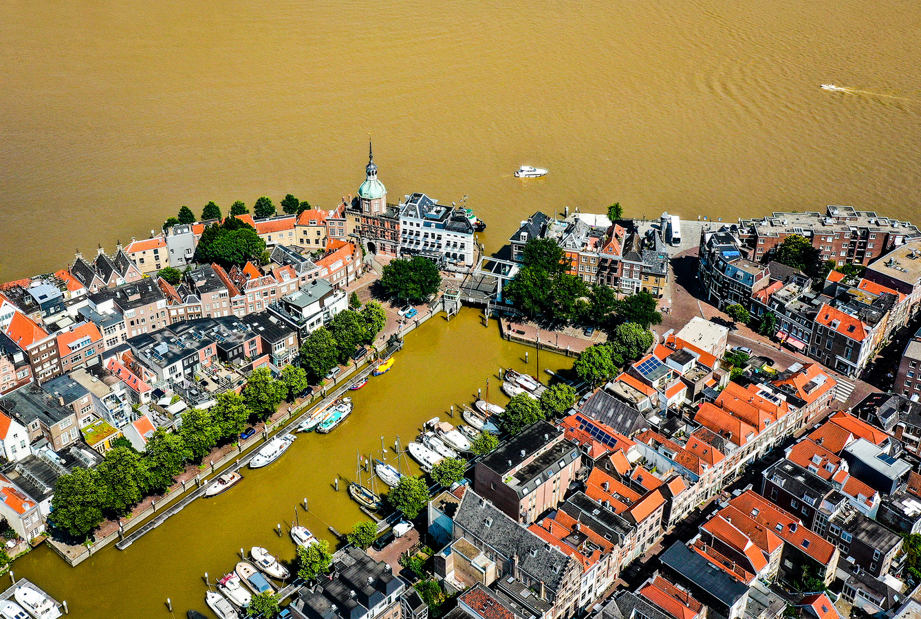 Het vervuilde modderwater stroomde door naar Nederland.