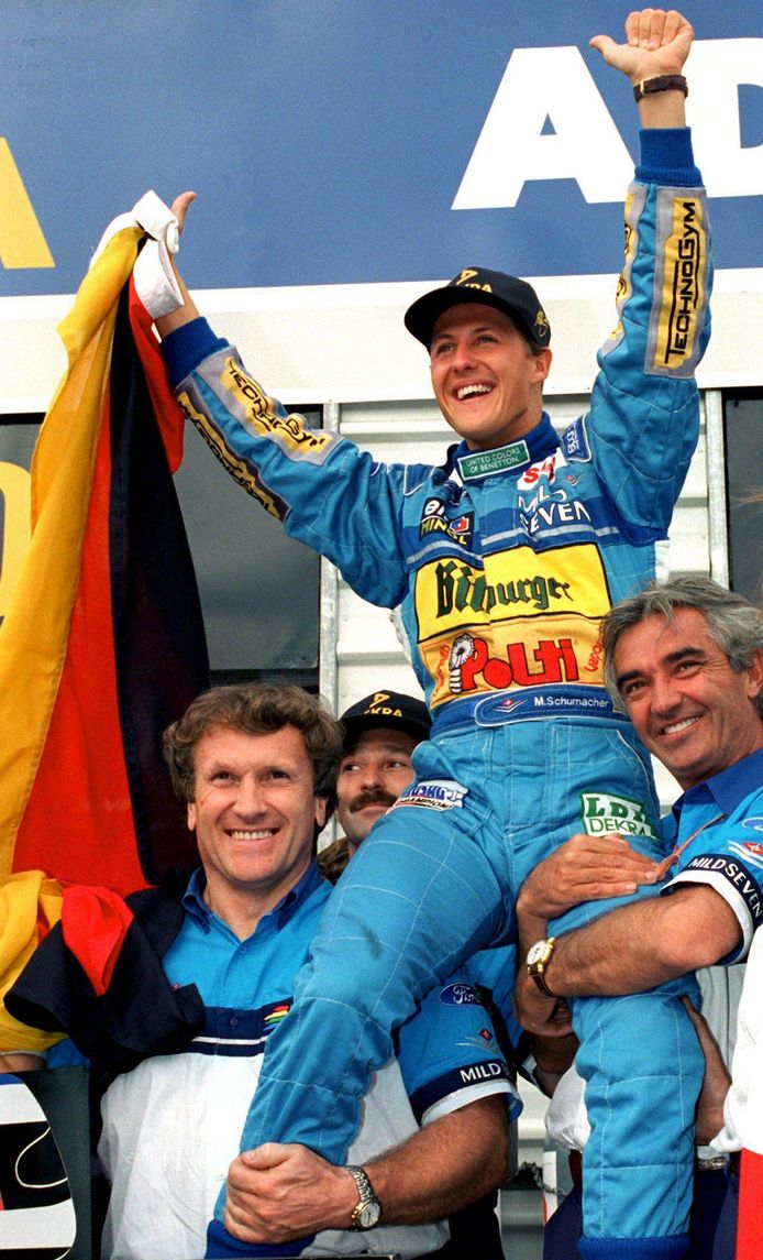 Flavio Briatore (hier rechts) houdt Michael Schumacher omhoog toen die in 1994 zijn eerste wereldtitel pakte.
