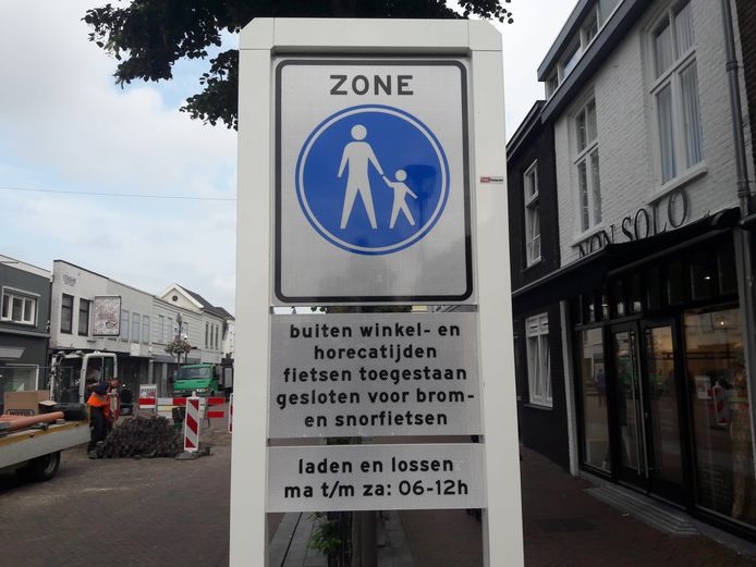 Het bord bij het voetgangersgebied in de Stationsstraat in Waalwijk zorgt voor verwarring. De ChristenUnie vraagt de gemeente om uitleg.