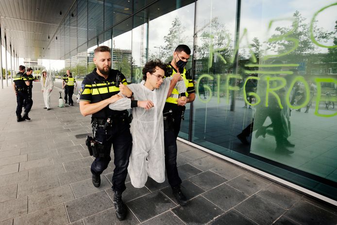 Actiegroep Extinction Rebellion voerde eerder ook al actie bij het hoofdkantoor van de Rabobank in Utrecht. Een van de actievoerders wordt hier gearresteerd.