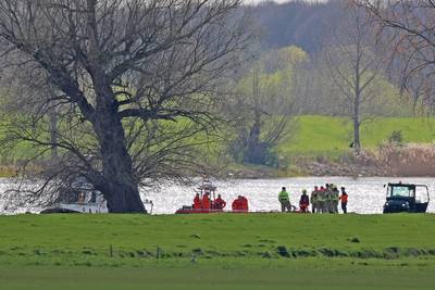 Bootje met drie opvarenden in de problemen op de Bergsche Maas bij Genderen