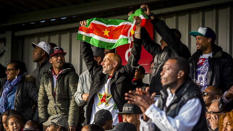 Supporters tijdens de officieuze interland tussen Suriname en Curacao op het complex van eerstedivisionist Almere City FC. Beeld ANP