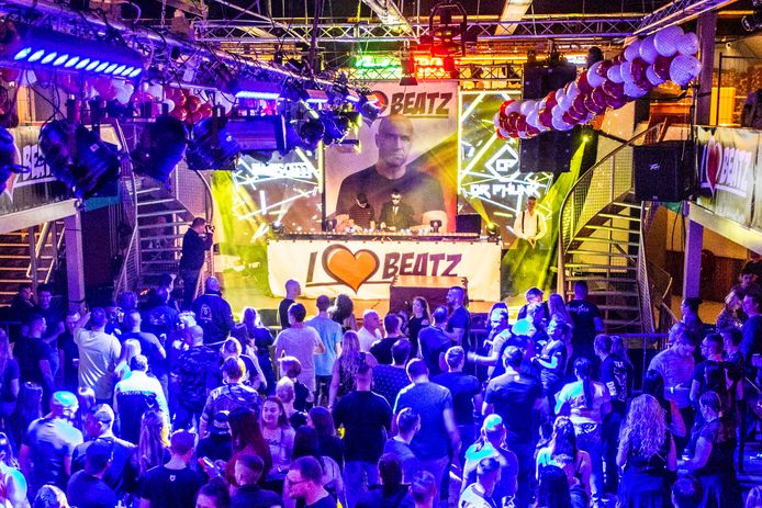 Feesten in Alcazar, zoals op deze foto, is niet meer mogelijk. Maar in een verbouwde schuur naast De Koningshoeve in Klaaswaal kan zeker ook gedanst worden.
