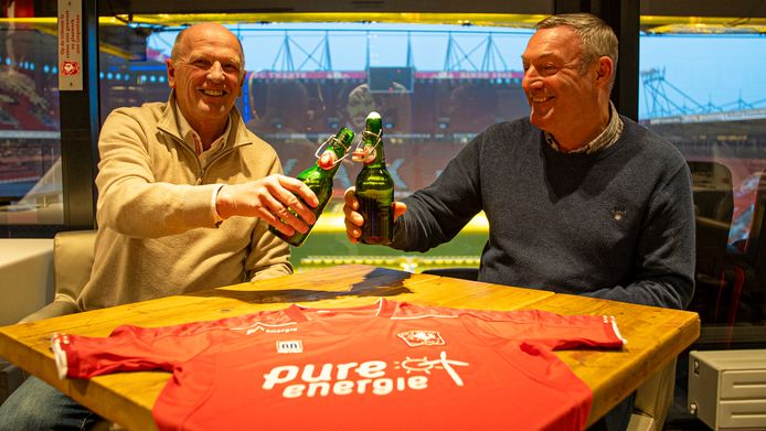 Streuer en Jans proosten op het nieuwe contract.