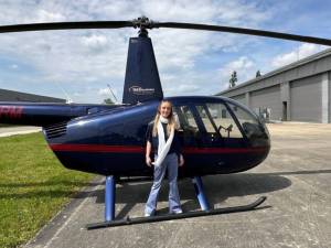 Tineke (17) is de jongste helikopterpilote ooit in ons land: “En nu dat rijbewijs halen, zodat papa me niet meer moet voeren”
