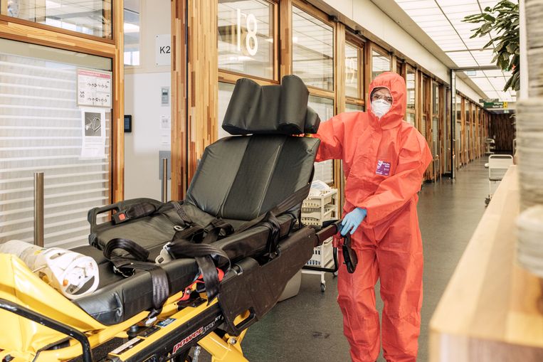 De intensive cares lopen steeds verder vol met coronapatiënten.  Beeld Jakob Van Vliet