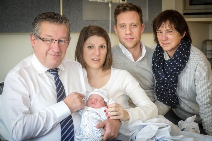 Een trotse familie De fauw: opa Dirk, mama Bieke met baby Victor, papa Ewout Lambert en oma Ann Staelens.