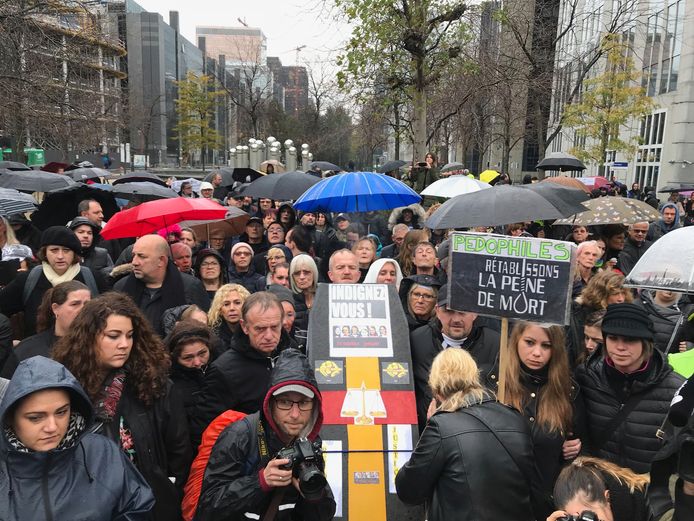 Honderden mensen verzamelen zich voor de Zwarte mars. Ze protesteren tegen de voorwaardelijke vrijlating van kinderontvoerders Michel Lelièvre en Marc Dutroux.