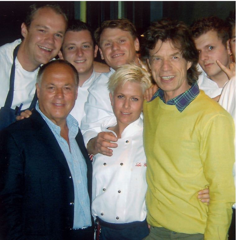 De keukenbrigade van Le Garage met Mick Jagger. Beeld Joop Braakhekke: 25 jaar Le Garage