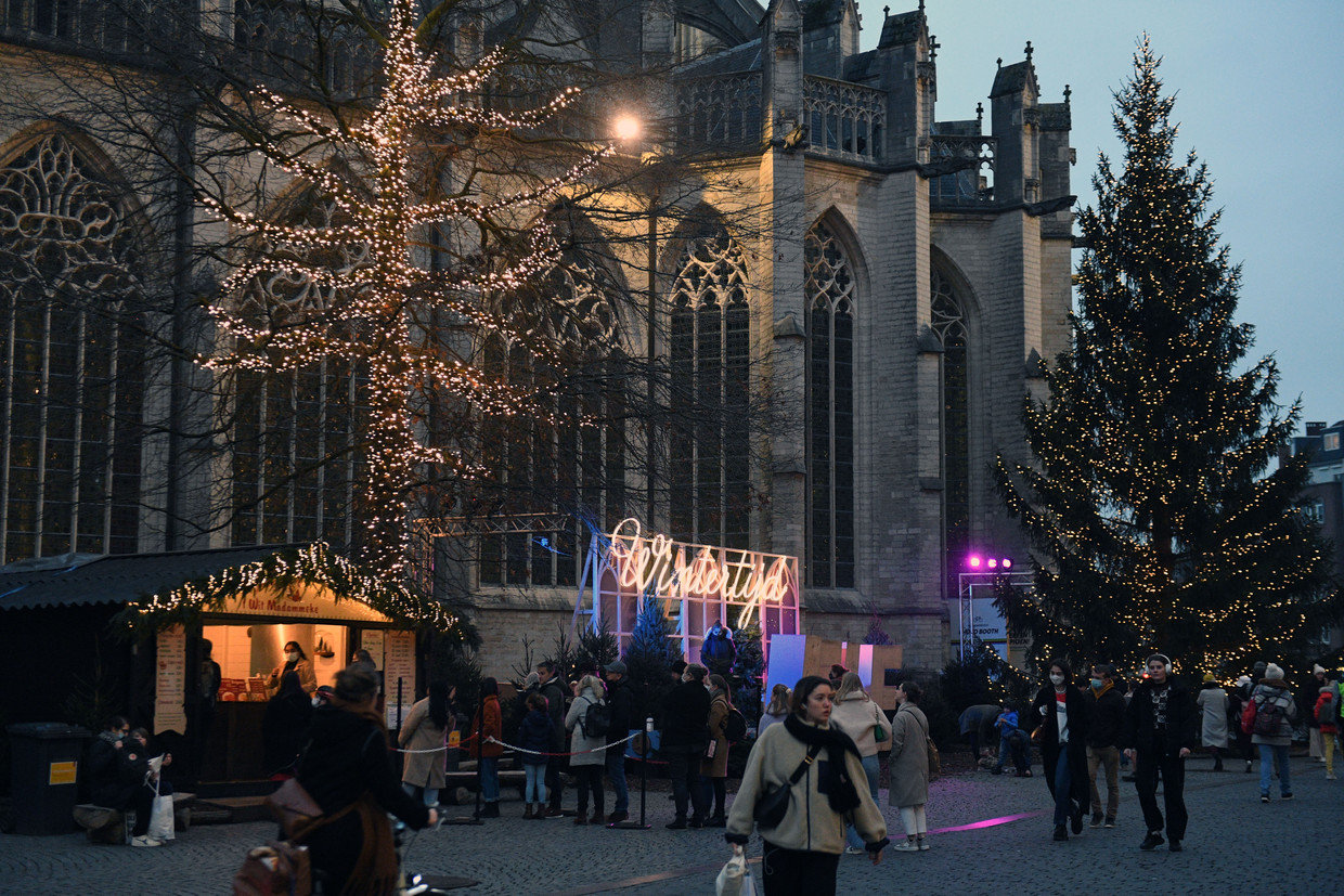 Zo zag de kerstverlichting op de Leuvense Grote Markt er vorig jaar nog uit. Beeld Vertommen