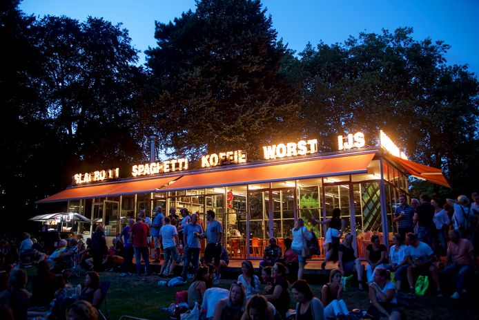Tijdens het Palm Parkies festival is de T Huis gesloten, maar is de verlichting wel aan. Een flink aantal lampjes op het dak doet het momenteel niet, maar is dat erg ? De uitbater stelt dat het een kunstwerk is, en dat het daarom bijgehouden moet worden, de eigenaar ziet het als een horeca-gelegenheid waar de staat van onderhoud goed is.