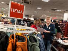 Ineke werkt al 50 jaar bij de Hema in Doetinchem, een ‘prima werkgever’: ‘Ook toen ik vertelde dat ik op vrouwen val’