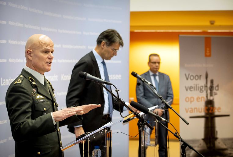 Generaal-majoor Jan Swillens, directeur MIVD, en Erik Akerboom, directeur-generaal AIVD, blikken terug op een jaar oorlog in Oekraïne. Beeld ANP