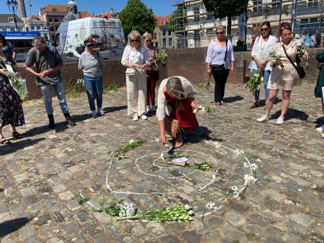 Bloemen voor Zeeuwse slachtoffers heksenvervolging