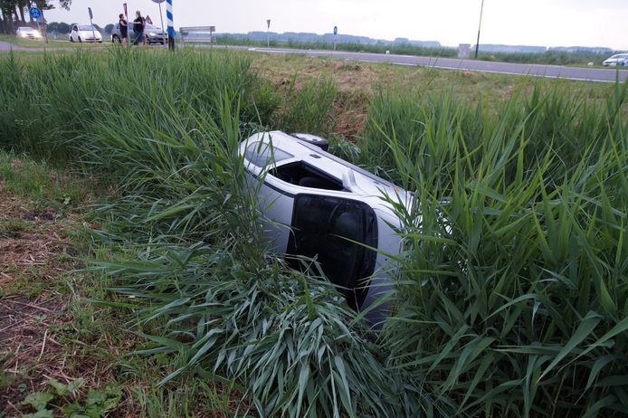 Auto belandt in sloot bij Andel.