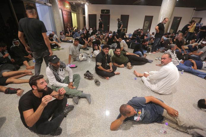 Al-Sadrs partij zei dat tot nader order een "sit-in" wordt gehouden in het parlement.
