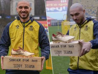 “Volgend jaar is hij van jou, capi!”: hilariteit bij spelers van Union, die aanvoerder Teuma z’n eigen Gouden Schoen schenken