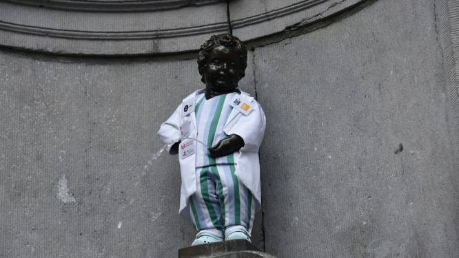 Manneken Pis is voor even verpleger: “Om het beroep en de opleiding te ondersteunen”