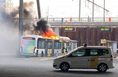 Lijnbus vat vuur in station: chauffeur bevangen door rook maar verder ongedeerd