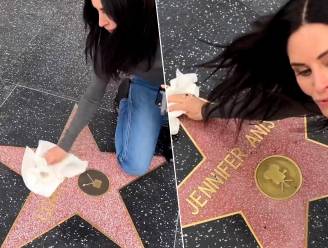 Courteney Cox houdt haar ster op ‘Walk of Fame’ in ere: ‘Friends’-actrice zelf aan de slag met keukenrol