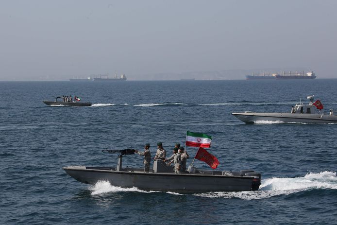 Iraanse schepen vlak bij de Golf van Oman, waar vorige week twee olietankers werden aangevallen.