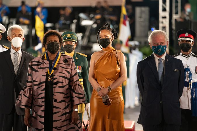 L'ancien joueur de cricket Garfield Sobers, la nouvelle présidente Sandra Mason, la chanteuse Rihanna et le Prince de Galles pendant la cérémonie d'inauguration présidentielle marquant la naissance d'une nouvelle république à la Barbade, Bridgetown, Barbade.