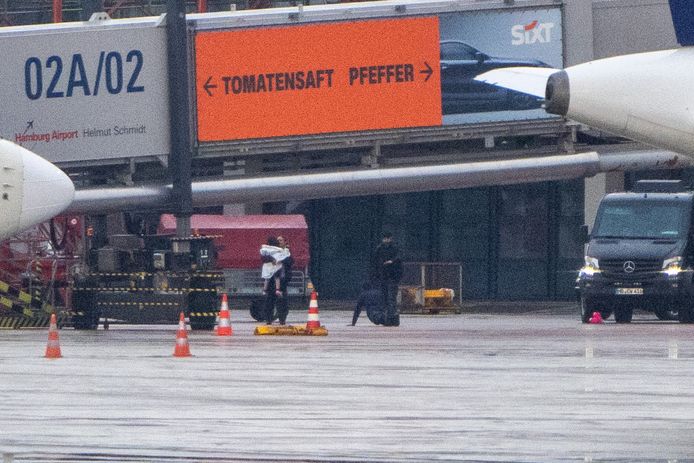 Een gewapende man kon met zijn wagen tot op de tarmac van de luchthaven van Hamburg rijden. Daar gijzelde hij 18 uur lang zijn vierjarige dochter.